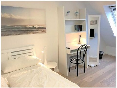 Het charmante, lichte 3-kamer maisonnette-appartement aan de rand van het bos is luxe ingericht en ligt dichtbij het strand (450 m) voor 3-4 personen.