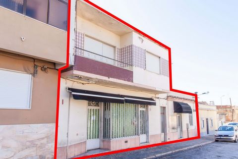 This is a ground floor and first floor building in the São Nicolau neighborhood that is in good condition. With a cafe operating on the ground floor, there is a T1 apartment on the first floor, currently inhabited. In the sales process, the R/C store...