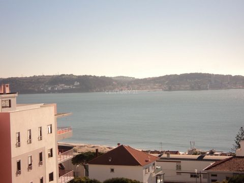 Sale suspended at the moment it is rented, 3 bedroom apartment (4 rooms), located in Alto de Santa Catarina in Linda-a-Velha, stands out for its magnificent view of the river. including a garage (Box) for 3 cars, this property offers extremely genero...
