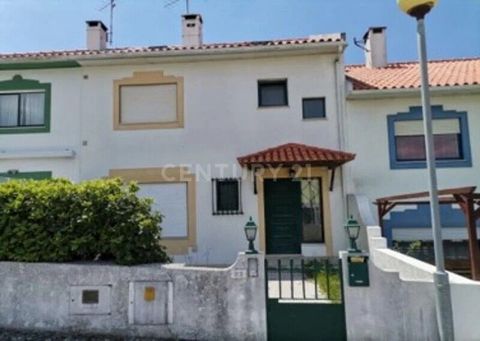 3 bedroom villa with a total area of 210 m2, located in São Vicente, municipality of Alcobaça, District of Leiria. Area with reasonable accessibility, next to n242 and with proximity to motorways (10 min from the A8, 21 min from the no of IC9). The p...