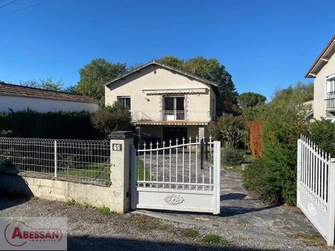 TARN (81) For sale in Castres, near exhibition center, little traffic, house to revamp without major work. Ready to move in with 3 bedrooms plus one in the attic. The house is composed as follows: A very large park surrounded by nature, on the garden...