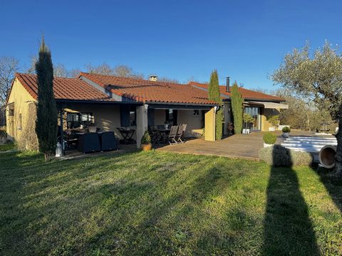 On the Causse, in a charming village on the way to Santiago de Compostela, 10' from Cajarc and Limogne, with a clear view facing south, we have the privilege of presenting to you this large bright house of 160m² with its swimming pool and its double ...