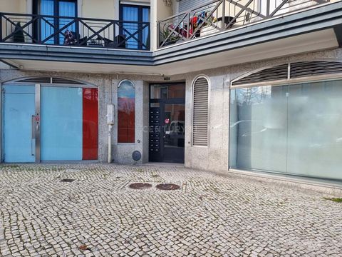 Large oja with 226m2 with a bathroom, two shop windows of great size, with good visibility through the main street and very busy. This was Santander's premises for many years, the store is very well located, next to the Citizen's store in Cacém and t...