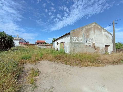 Warehouse with about 170m2, on a plot of 689m2. This space can be used as a warehouse and take advantage of the existing construction, or it can be transformed into lots for housing construction, as it is in the urban perimeter of the village of Vian...