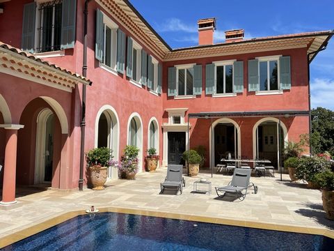 Menton, In the residential area of Garavan, in a small secured residence of high standard, beautiful Provencal style villa of 280 m2 fully renovated with panoramic sea view and quality benefits enjoying a terrace of about 300 m2. Accommodation compos...