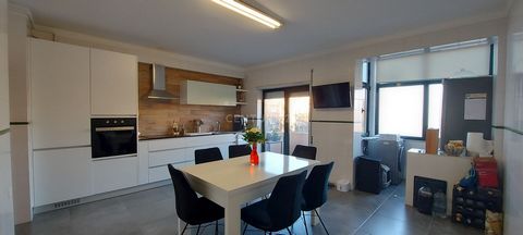 3 bedroom apartment, on the 3rd floor, building without elevator, located in Viso Sul, refurbished in a modern design. It consists of kitchen, living room, three bedrooms, one of them suite and two bathrooms. The apartment has pre-installation of cen...