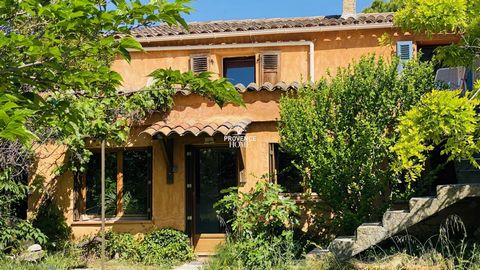 Provence Home, l'agence immobilière du Luberon, vous propose à la vente, une maison de caractère du XVIIIe siècle, avec un jardin attenant et un fort potentiel, orientée plein Sud. Elle est située dans un hameau paisible, à proximité de Saint Saturni...