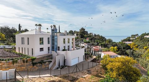 Introducing this exceptional property located in a prestigious resort area in Carvoeiro, boasting breathtaking sea views and utmost privacy. Crafted with distinctive architectural prowess, this brand new residence sets itself apart with its innovativ...