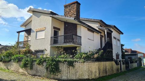 This magnificent villa in Outeiro de Espinho, Viseu, is truly spectacular! With a generous plot of approximately 570m2, full of fruit trees, it offers a charming natural environment. The five bedrooms, including two suites, are ideal for accommodatin...