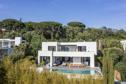 Magnificent contemporary style villa in Cavalaire. Ideally located 750 meters from the city center and beach, this immaculate villa built in 2009 offers superb modern architecture with beautiful interior and exterior volumes. It has an area of 170 m2...