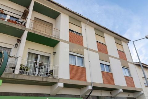 I present this renovated 3 bedroom apartment, in Rua das Portas Verdes , Ordem , Marinha Grande , with windows and balcony in aluminum and double glazing tilt-and-stop. Close to Schools, Pre-School and Kindergarten, all kinds of Commerce and Services...