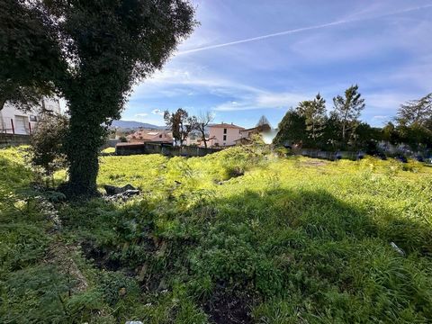 Land for construction in Gandra, with a total area of 1200m2, with 2 fronts which allows excellent accessibility. Classified under the PDM as a low-density residential area, it is possible to build single-family detached, semi-detached and terraced h...