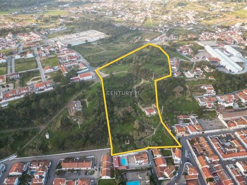 Land with 35,000 m2, inserted in consolidated area of urban space, according to the PDM. It is a rectangular terrain, with moderate slope and two fronts. It is characterized by having an urban area and a rustic area where there are two small habitabl...