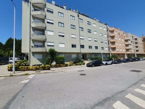 Great opportunity to acquire this 2-bedroom apartment with a total area of 107 square meters, located in Canelas, Vila Nova de Gaia, in the district of Porto. Located in a quiet residential area, the property is close to commercial points, services, ...