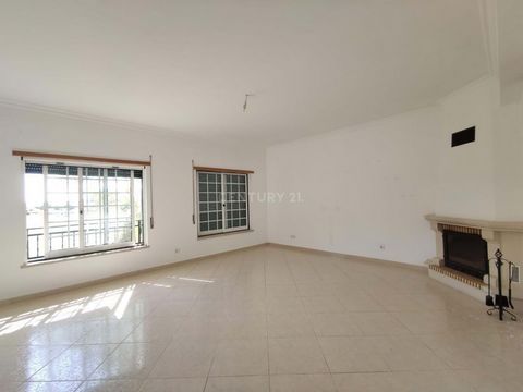 2 bedroom apartment in BENAVENTE Welcome to this exquisite 3-room apartment in a prime area of Benavente, where sophistication meets practicality in a spacious and welcoming environment. Upon entering, you will be greeted by a spacious entrance hall ...