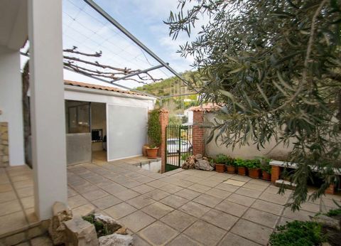 Beautiful house with views in Montefrío. Welcome to your new home! This charming home offers you everything you need to live comfortably. This property is in perfect condition and has a furnished decoration that will make you feel at home from the fi...