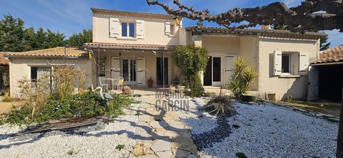 The Maurice Garcin Carpentras Ventoux agency presents this superb house located in the town of Caromb. With its 3 bedrooms, one of which has a dressing room on the ground floor, a bathroom, a large bright living room of about 36 m2 and its living roo...