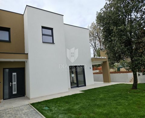 Location: Istarska županija, Poreč, Poreč. Poreč, excellent two-story apartment with garden, 1.5 km from the sea! This modern building under construction with 5 residential units is located in the immediate vicinity of the center of Poreč. The buildi...