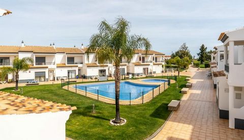 Come to view this excellent townhouse in Albufeira. Situated within a condominium around 2 km from the city of Albufeira, the house consists of three floors. In the basement there is a garage with space to park three cars and with direct access to th...