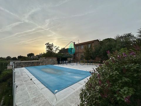 Detached villa on a plot of 1,000m², in a privileged location of Cerro de Alarcón II. Property with a constructed area of more than 200m² on two independent floors. Very comfortable property, with a wonderful garden area with swimming pool, ideal for...