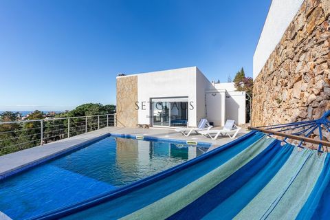 Villa individuelle à vendre à Lloret de Mar, avec 2.045.160 ft2, 4 chambres et 2 salles de bains, piscine et débarras. Features: - SwimmingPool