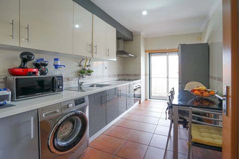 Discover a 101m2 one-bedroom duplex flat! Excellent areas, 25 m2 garage, situated in the heart of Lousã. This unique property not only benefits from a privileged central location, close to a wide range of shops (a 1-minute walk from Continente), esse...