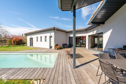 Modern family home in the Beaujolais region. A privileged setting for this single-storey 215 m2 modern house built in 2013, which will delight you with its spaciousness, contemporary style, abundant natural light, practicality and top-of-the-range fe...