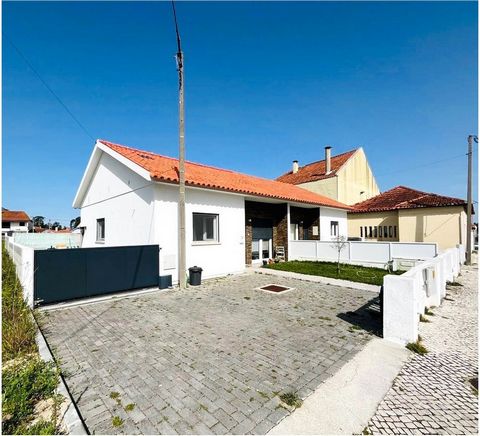 2 bedroom low-maintenance house completely restored with a lot of charm, semi-detached on one side and set in a 769 sqm plot. In the town of Marinha Grande - Leiria, a short distance from services and shops, about 11/15 km from the region's beaches (...