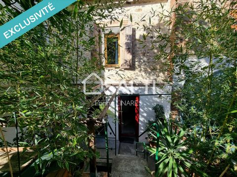 In Saint-Féliu d'Avall, a village with amenities located 12 minutes from Perpignan (expressway), I offer you this pleasant village house located in the immediate vicinity of a car park. Thanks to entrances from 2 different streets, the ground floor T...