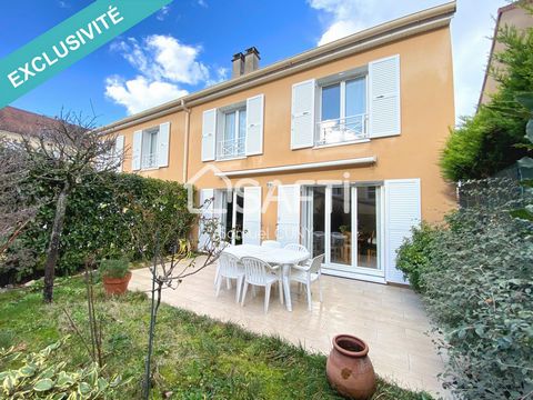 In a peaceful residential neighborhood, this bright house is nestled in the tranquility of a cul-de-sac, offering an ideal living environment just a 20-minute walk from Poissy train station. On the ground floor, you will appreciate a spacious double ...