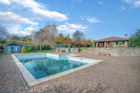 Villa met zwembad te koop in Gattico-Veruno, omgeven door groen en ongerepte natuur in een rustige omgeving. De prestigieuze villa is recent gebouwd, in feite dateert het uit het jaar 2000. Het heeft een interne oppervlakte van 360 vierkante meter, v...