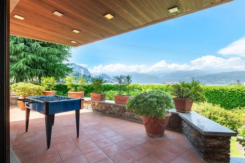 Prestigious villa with swimming pool for sale, built in the 1980s in the prestigious area of Stresa. It is located at Lido di Carciano, overlooking the gulf of Carciano, in front of the pink beach and close to the cable car. This enchanting luxury vi...
