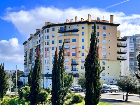 FLAT READY TO MOVE IN FROM MAY 2024 AND FREE OF TENANTS ! ARE YOU LOOKING FOR A FLAT WITH UNOBSTRUCTED MOUNTAIN VIEWS, FULLY EQUIPPED KITCHEN AND BOX GARAGE? In good condition, building from 2001 ALTO DA PAMPILHEIRA, NEXT TO THE POLICE. IT IS DIVIDED...