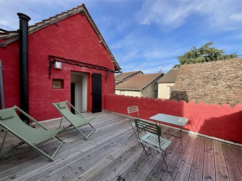 In the historic village of Cajarc, near the Boulevard du Tour de Ville, here is a medieval building in excellent structural condition whose triplex accommodation has been completely renovated to provide comfort, well-being and serenity. On the ground...