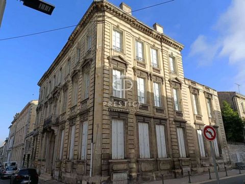 Ideally located near all amenities in the heart of Libourne is this beautiful 3 storey, 8 bedroom, 19th century stone mansion house with garages. The main building features spacious, light-filled rooms with high ceilings and authentic features (massi...