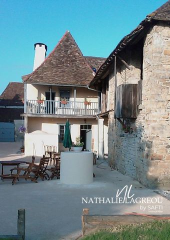 Plongez dans l'histoire et le charme authentique de cette demeure béarnaise datant du 14ème ou 15ème siècle, nichée dans un paisible village du sud-oues