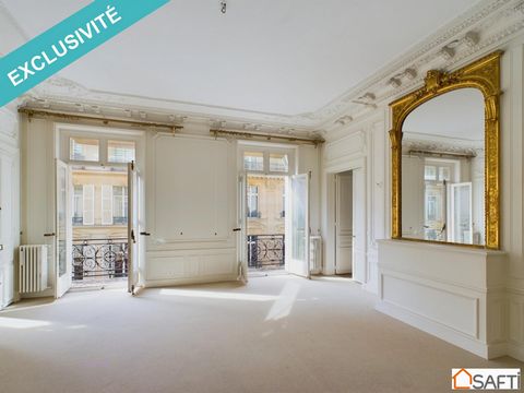 Exceptional investment opportunity Located in the Golden Triangle in the heart of the 8th arrondissement of Paris, this luxury apartment is characterised by its historical Haussmanian style, and the quality of its prestigious features. The 366 m2 spa...