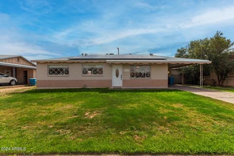 This charming 3-bedroom, 2-bathroom home boasts a quaint appeal with its open kitchen, ideal for gatherings and everyday living. Situated in a great location, it offers convenience and accessibility to freeways and amenities. The large backyard provi...