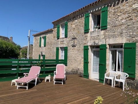Your Noovimo Real Estate Advisor offers you EXCLUSIVELY in St Juire Champgillon: Do you dream of settling in a haven of peace in the Vendée? Look no further! This magnificent house located in the peaceful town of Saint-Juire-Champgillon is the ideal ...