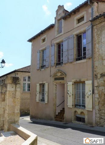 BRIGHT STONE HOUSE IN THE HISTORIC HEART OF LECTOURE This stone house, without garden or garage but with cellar, is located in a quiet street in the historic quarter of the beautiful town of Lectoure. Renowned for its historical and cultural heritage...