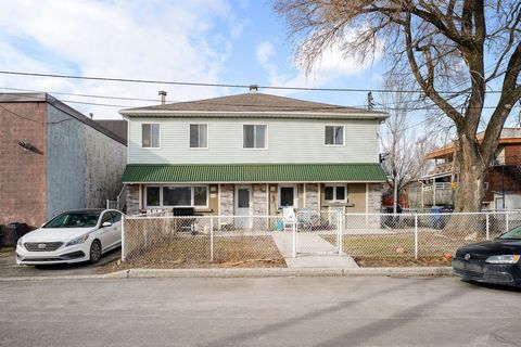 Beautiful triplex located in Montreal-East, close to all services, amenities, transportation, parks, schools and much more! Composed of 1 X 5 1/2 and 2 X 4 1/2 always well maintained, 2 garages and 2 outdoor parking spaces. Good income and possibilit...