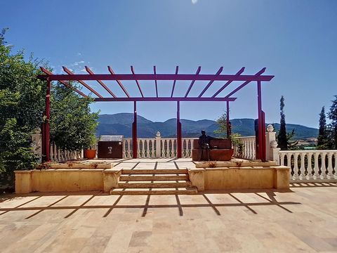 Recreational estate of 3,976 square meters, located in the picturesque area of Laujar de Andarax The 3976 square meters of land, with 180 early almond trees in production, not only offer a charming visual picture but also the possibility to harvest y...