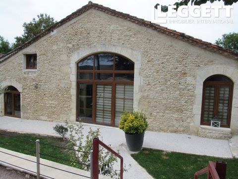 A28120SOC24 - On the west side, just 10 minutes from the centre of Périgueux, this spacious, light-filled stone house is a real architectural gem, combining traditional charm with modern comforts. Its stone walls provide a solid structure and a rusti...