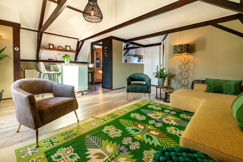 Decorated with much love and attention in 2023, this holiday flat is located in the centre of Tuitjenhorn above 'Bolle Hendrik', a primitive delicatessen and tasting room. It has a beautiful view of the church. It is an ideal place for people who wan...