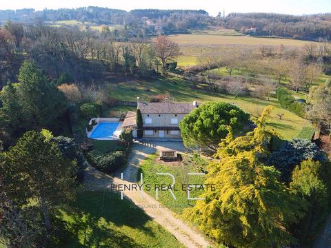 Dans la vallée de la Drôme ,au sud de Crest ,dans un charmant environnement , ce corps de ferme de 275 m2 se présente sur une parcelle de 7300 m2 avec un espace piscine. En entrant ,on trouve un espace cuisine de 23 m2 , mais aussi deux salons avec c...