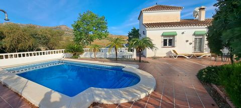 Just 10 minutes from Alora, via a paved and easily accessible road, we offer these two beautiful villas: Set on 33,527m2 of land, these 2 villas both have their own driveway. Both villas have their own privacy, pool, terraces and entrance. The land a...