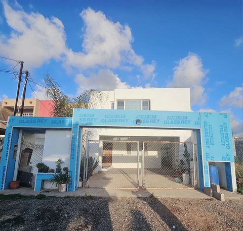 Remax La Costa Realtors heeft voor u een woning in Ensenada Baja California, gelegen in de wijk Praderas del Ciprés, strategisch dicht bij markten, scholen en de hoofdstraat waar het nieuwe gespecialiseerde IMSS-ziekenhuis wordt ontwikkeld, dat gemak...