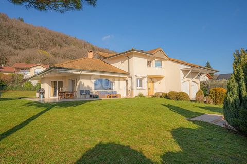 Réf 796SR: Divonne-les-Bains, just a few minutes from the town centre, close to all amenities, you will be charmed by this detached 9-room house built on 3 levels in grounds of 3,500 m2 with trees and fencing, heated swimming pool and uninterrupted m...
