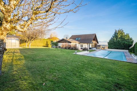 Réf 822SR: Sauverny, just a few minutes from Divonne-les-Bains, in a quiet allotment, you will be charmed by this detached 7-room house built in 1981 on 3 levels on a fenced plot of 1,500m2 with trees and a swimming pool. It comprises a fitted kitche...