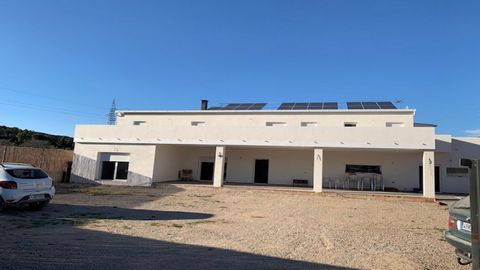 Mooi gerenoveerd huis op het platteland tussen Teresa de Cofrentes en Ayora Het huis is gelegen op een volledig omheind perceel en ligt op slechts 3 km van het centrum van Ayora Het heeft veel natuurlijk licht en zowel vanaf de begane grond als de bo...